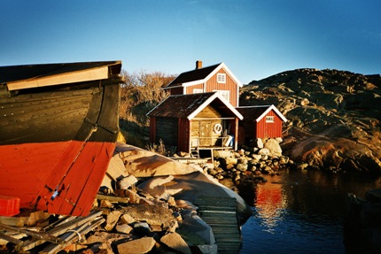 Foto av sjöbodar vid Vikarvets Museum i Lysekil